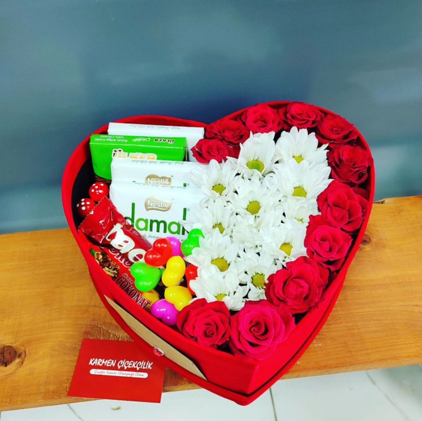 Kalp Kutuda Çikolata Ve Çiçekler