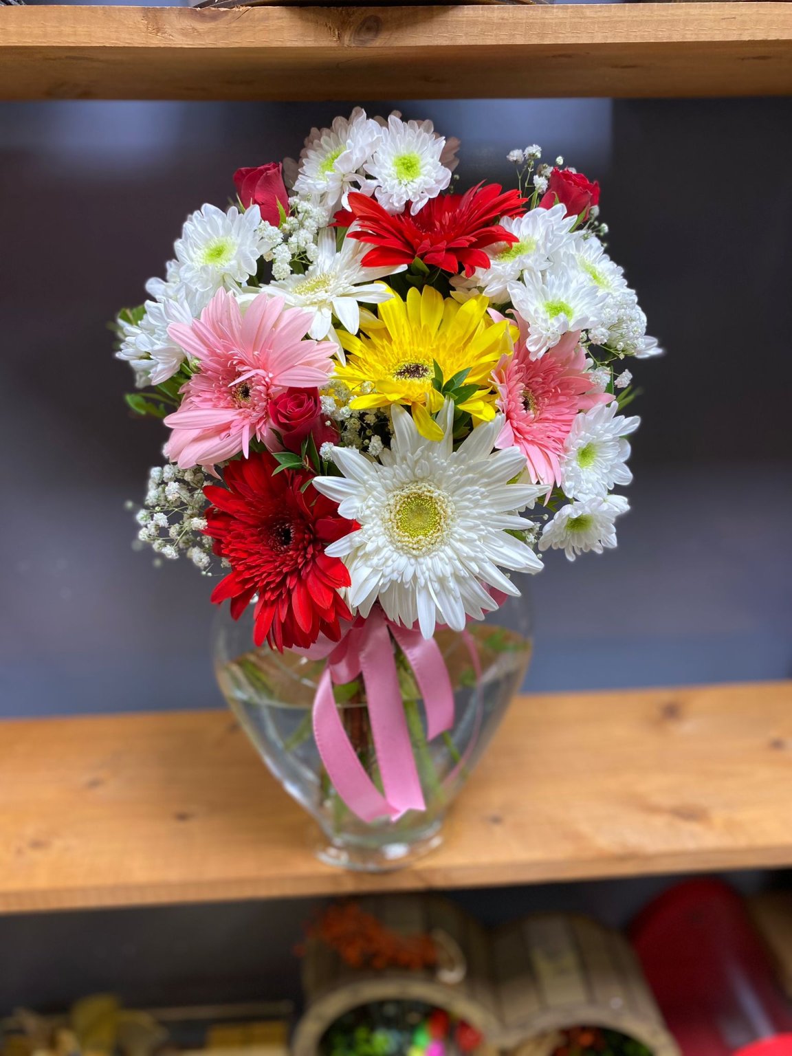 Kalp Vazoda Renkli Çiçekler