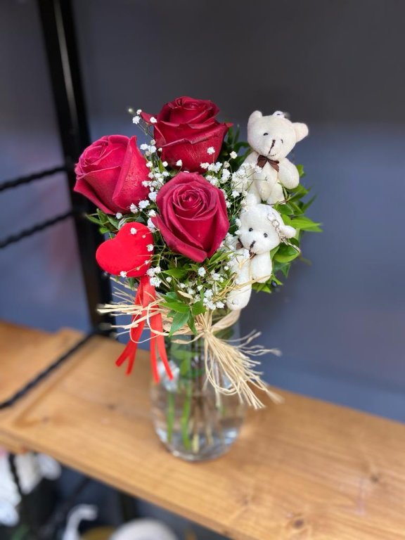 Vazoda Gül Ve Ayıcıklar